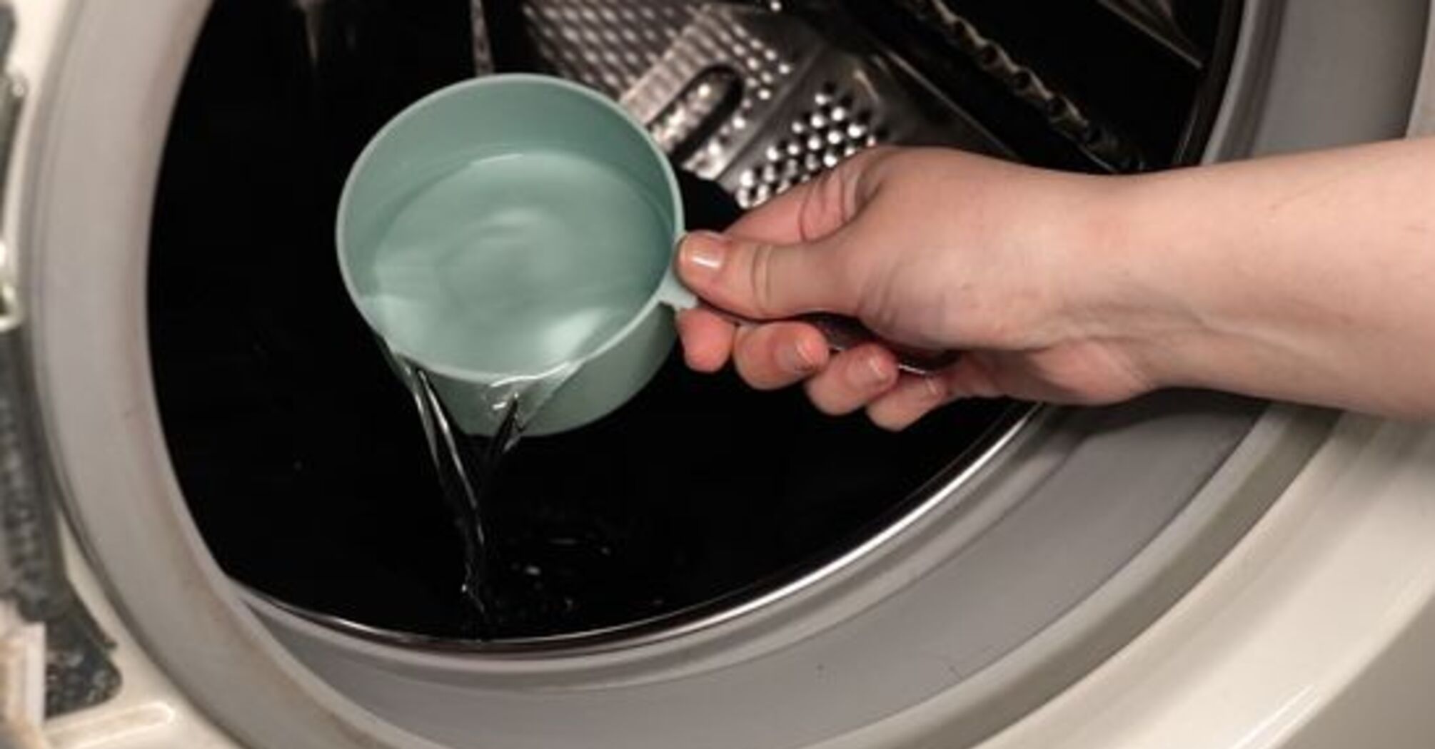 How to preserve the color of black clothes how to restore color to