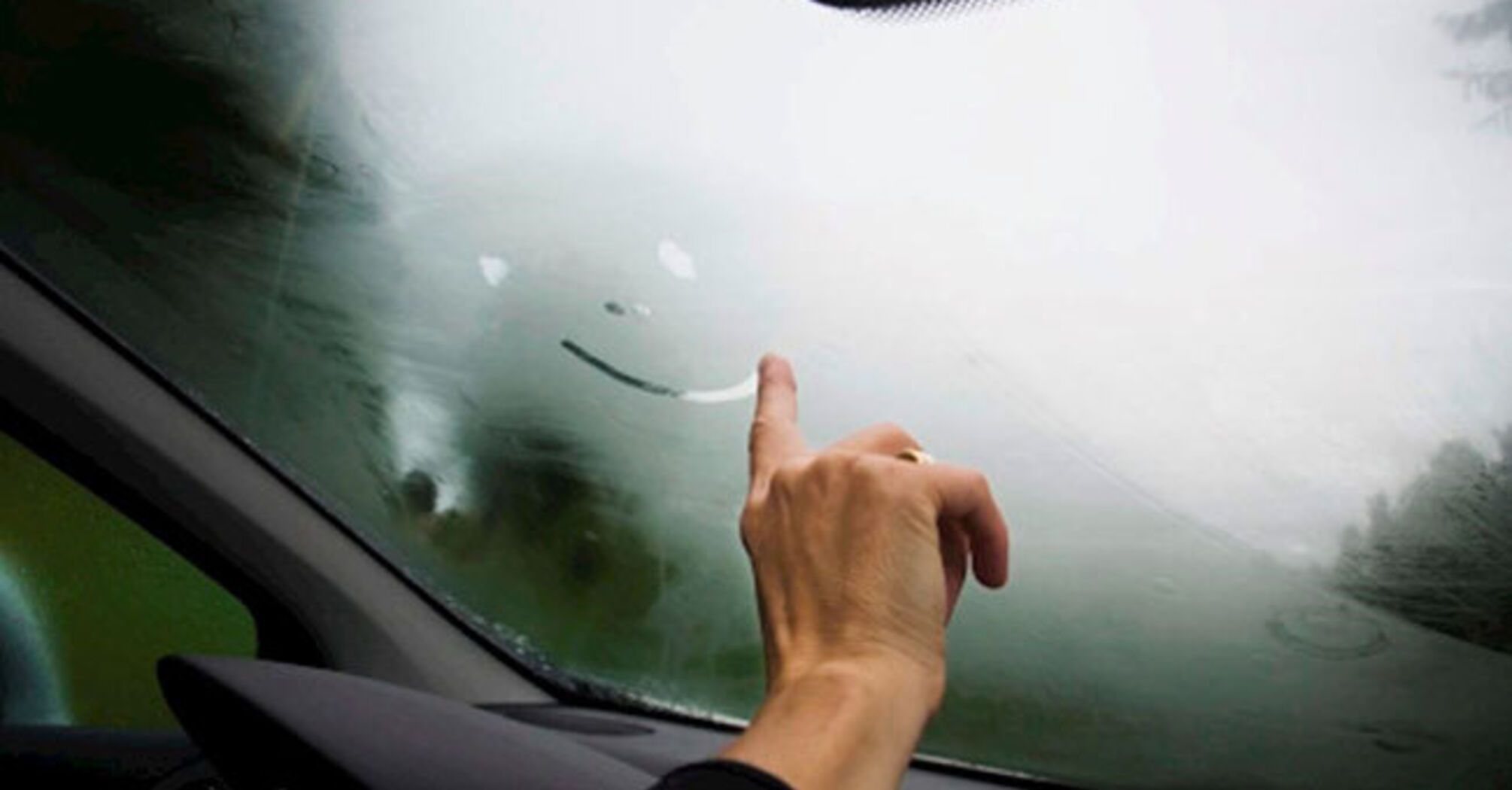 How to prevent car windshield fogging
