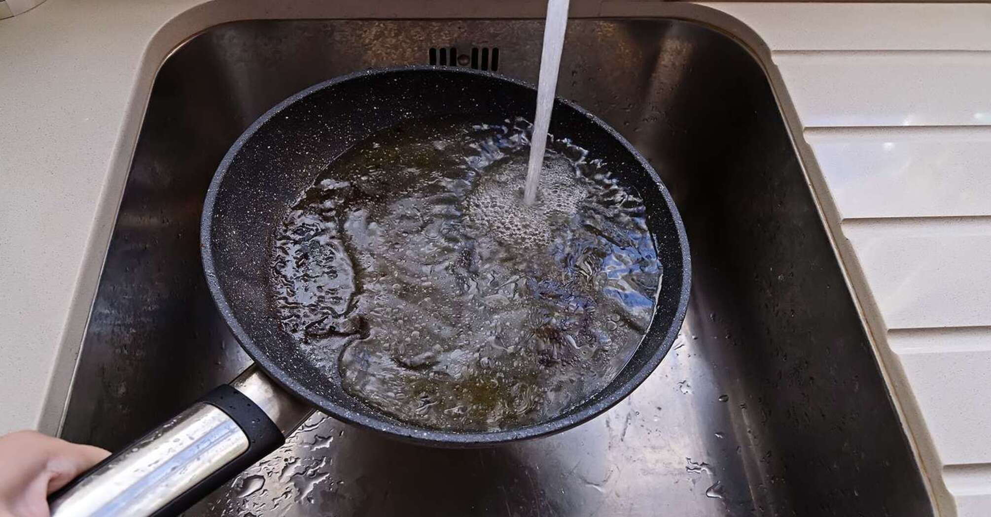 How to clean a non-stick frying pan