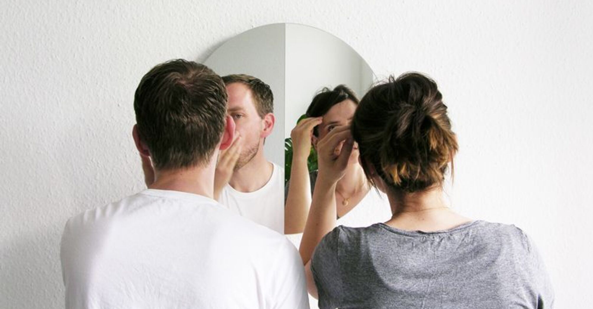 Why it is not recommended to look in the mirror together