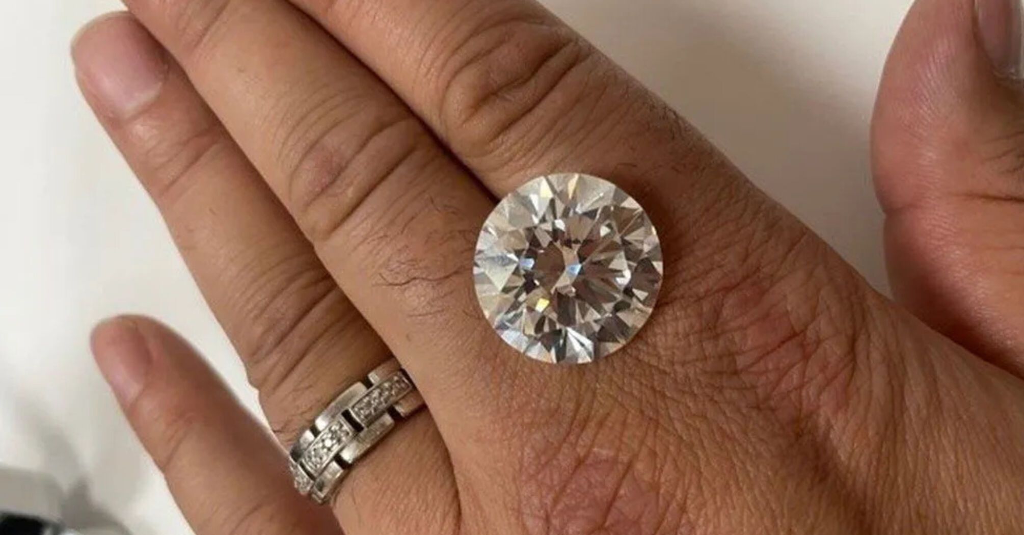 The woman found a ring at the flea market worth 23 million hryvnias