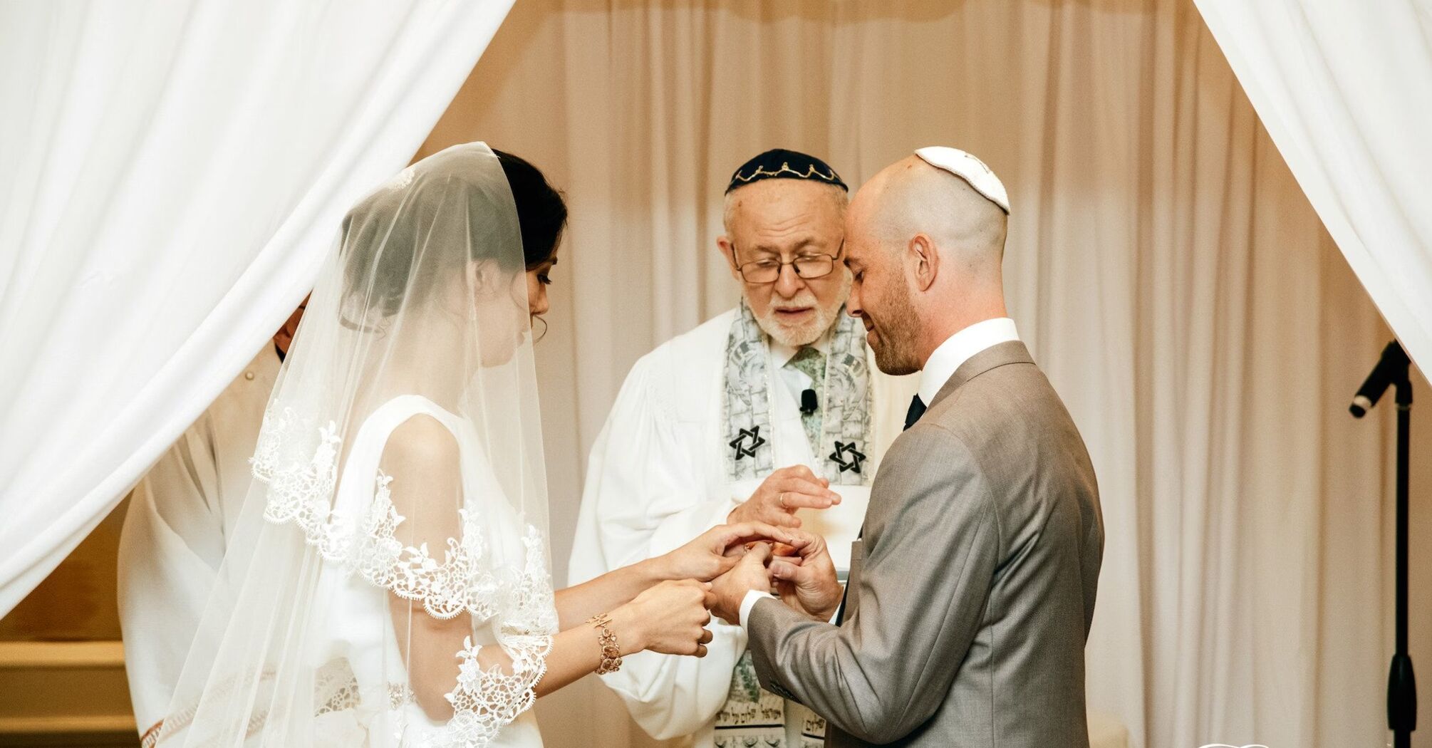 4 tips on what to wear to a Jewish wedding