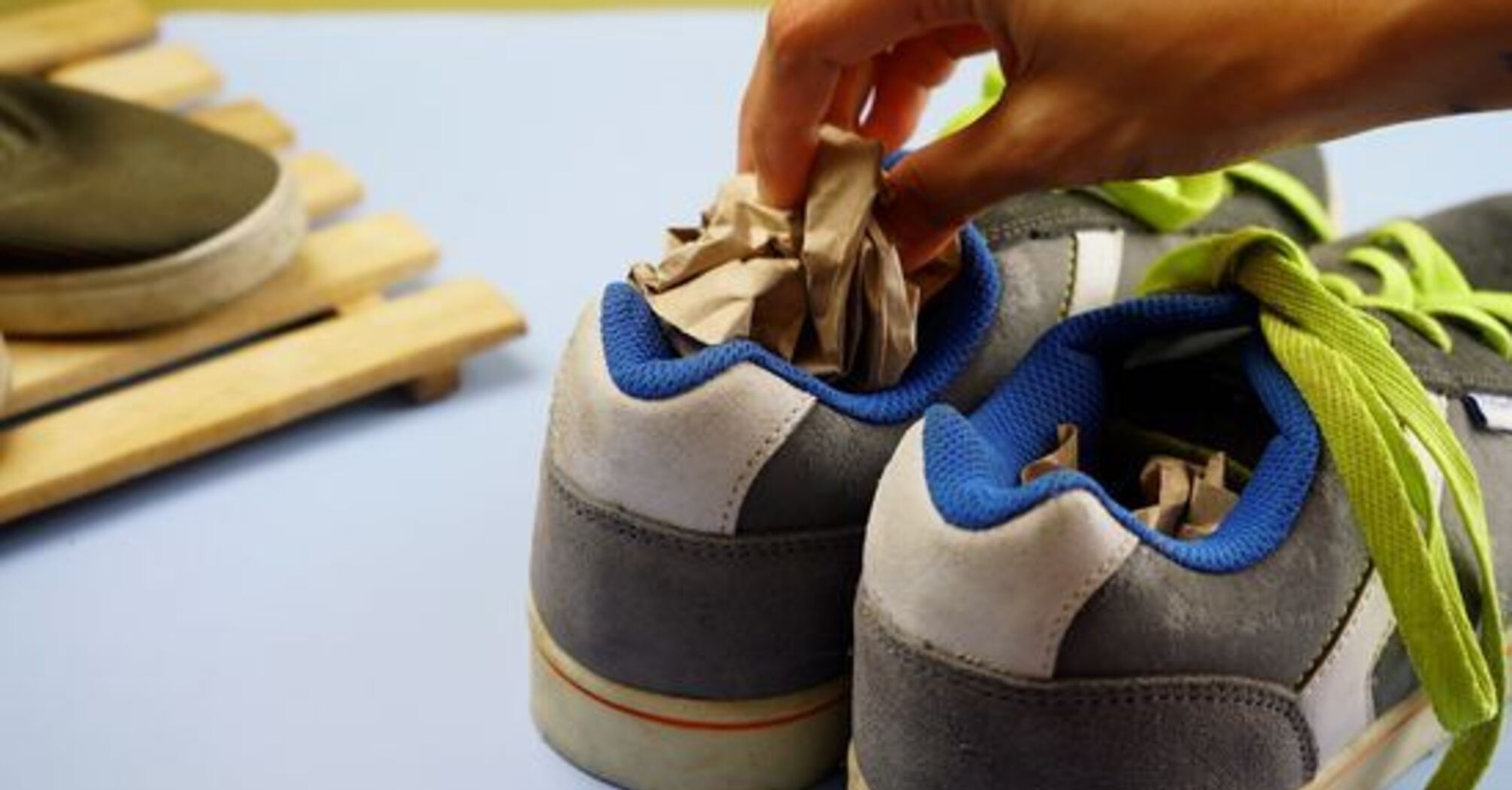 How to quickly remove sweat odor from shoes how to remove bad odor