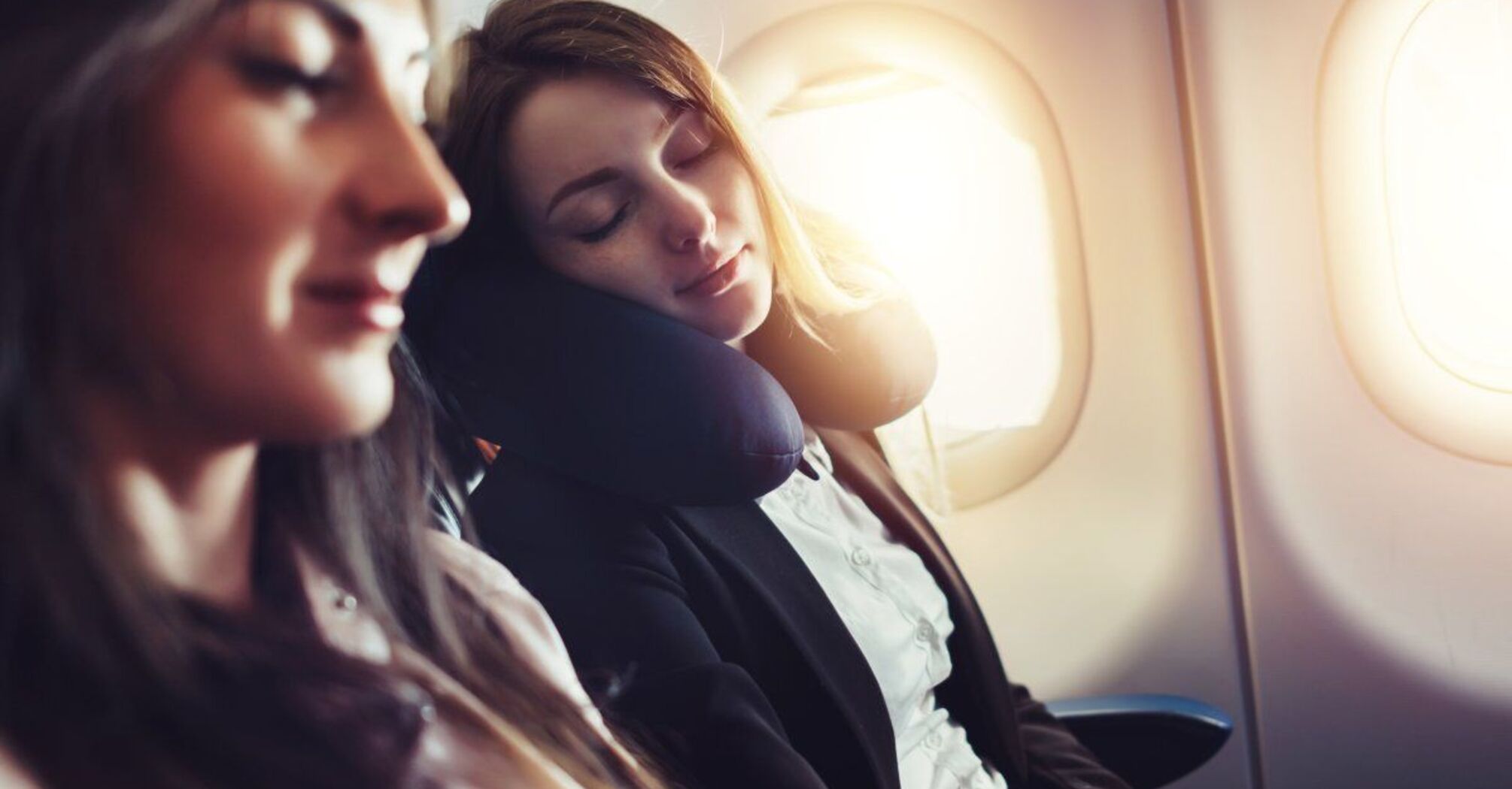 A passenger who was "stuck" in the middle seat on an airplane showed an unusual life hack