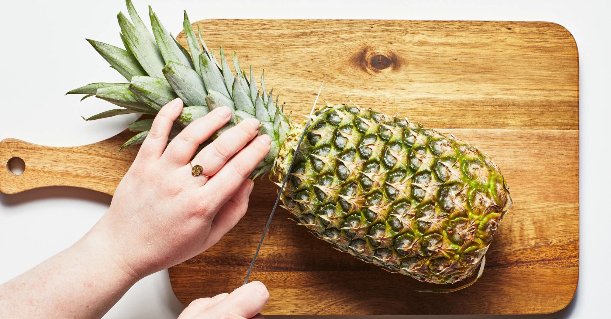 How to peel a pineapple quickly and easily