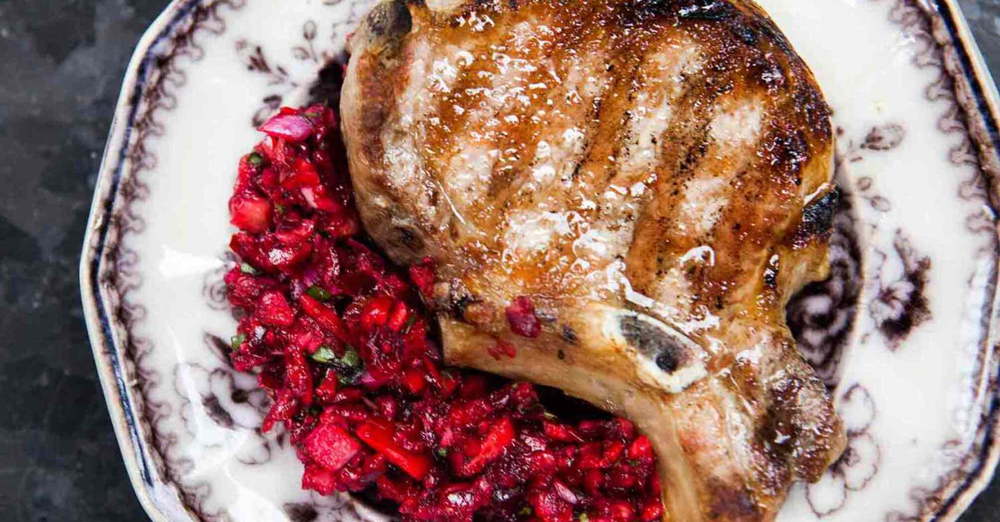 How to cook grilled pork chops with cherry salsa