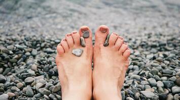 Meaning of itching in the left foot