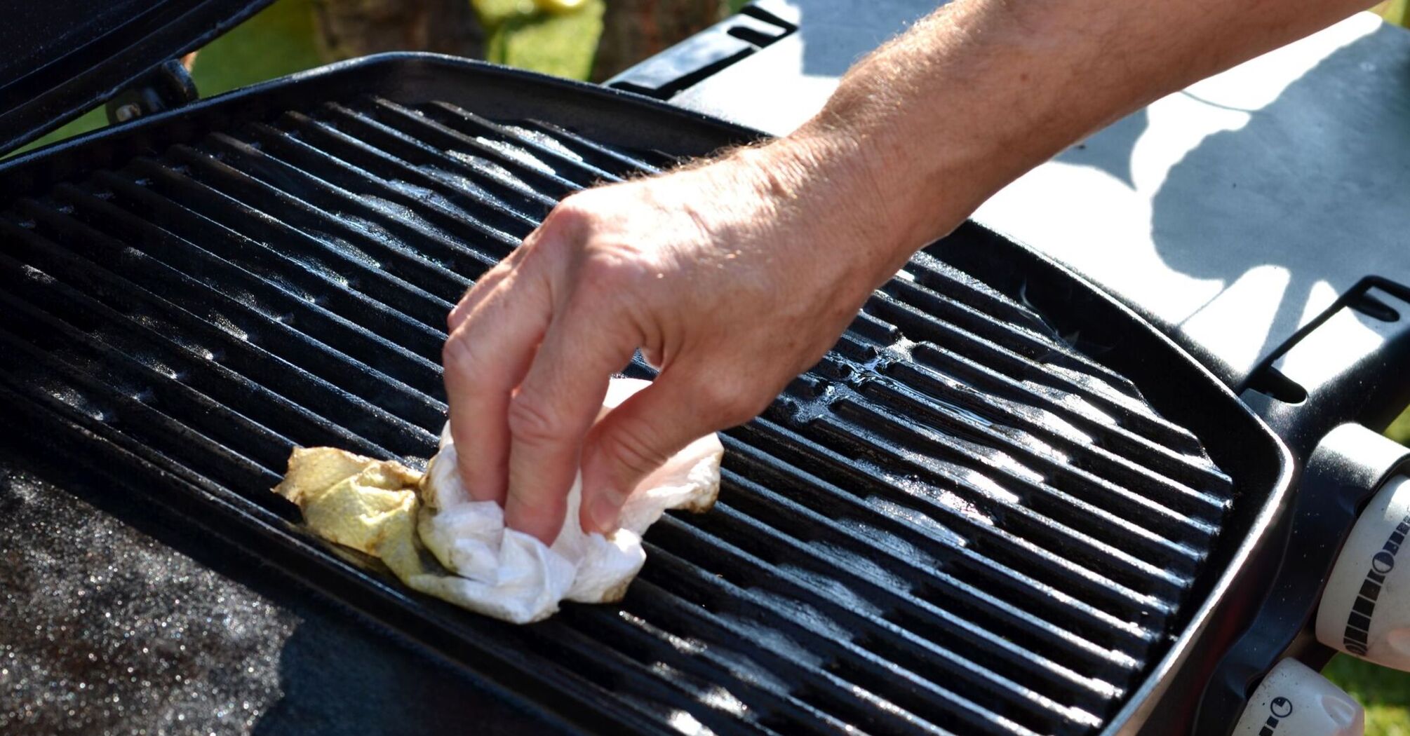 How to clean a gas or charcoal grill