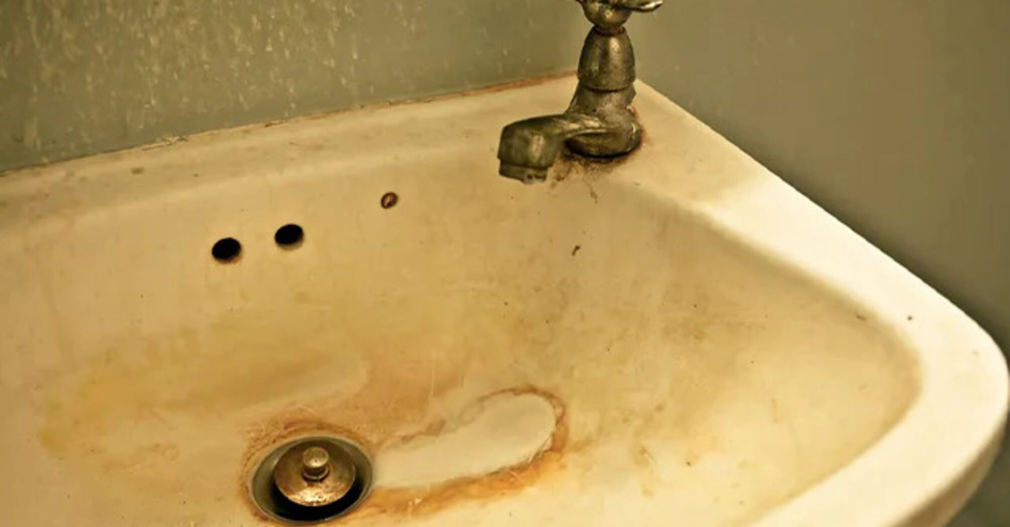 How to remove yellow scale on the sink