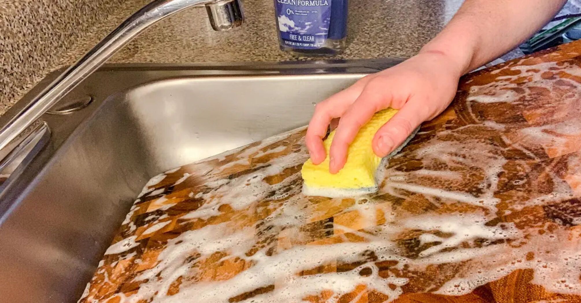 How to easily clean a cutting board