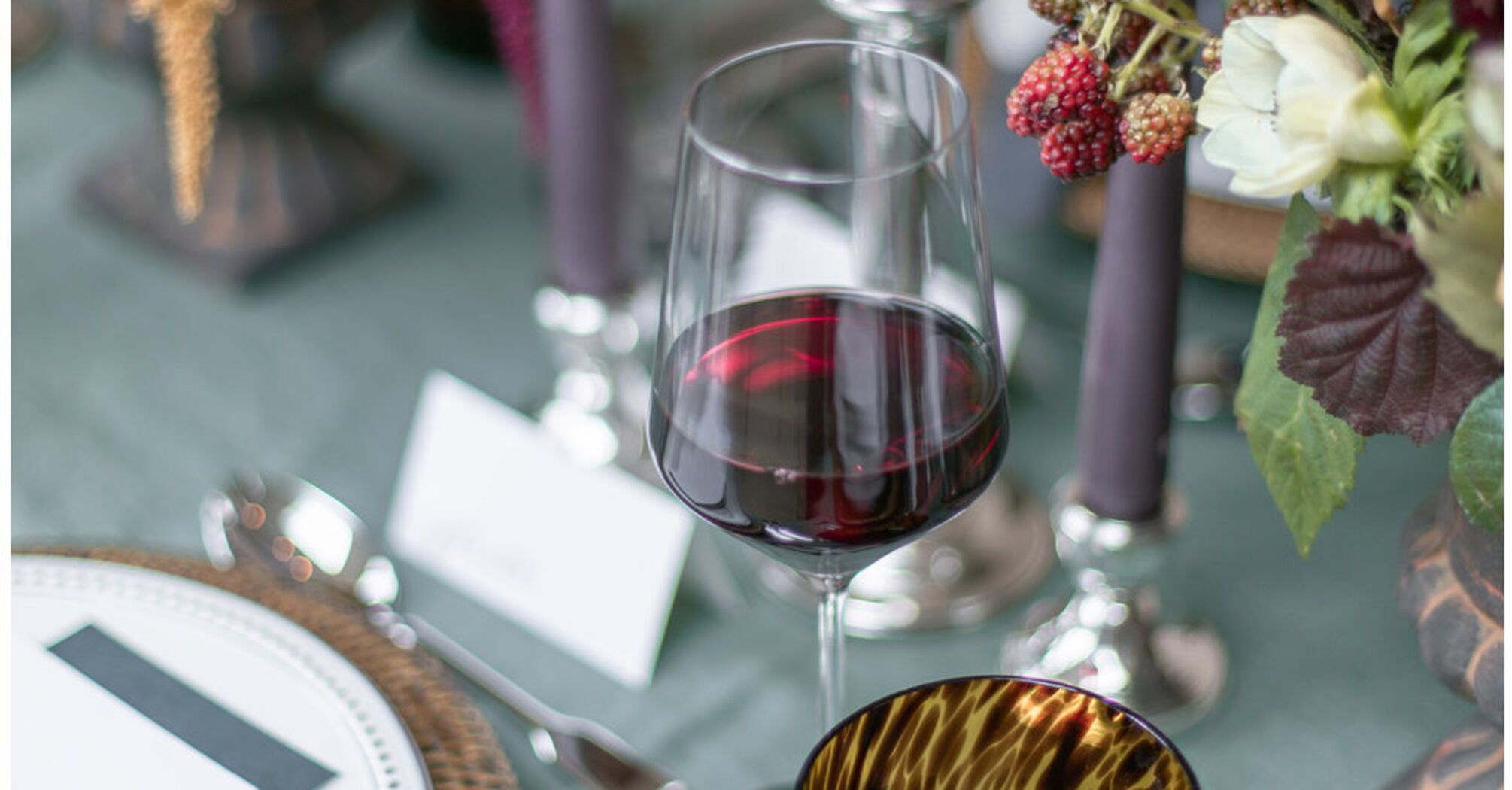 The expert told us what glasses and wine glasses should be on the wedding table