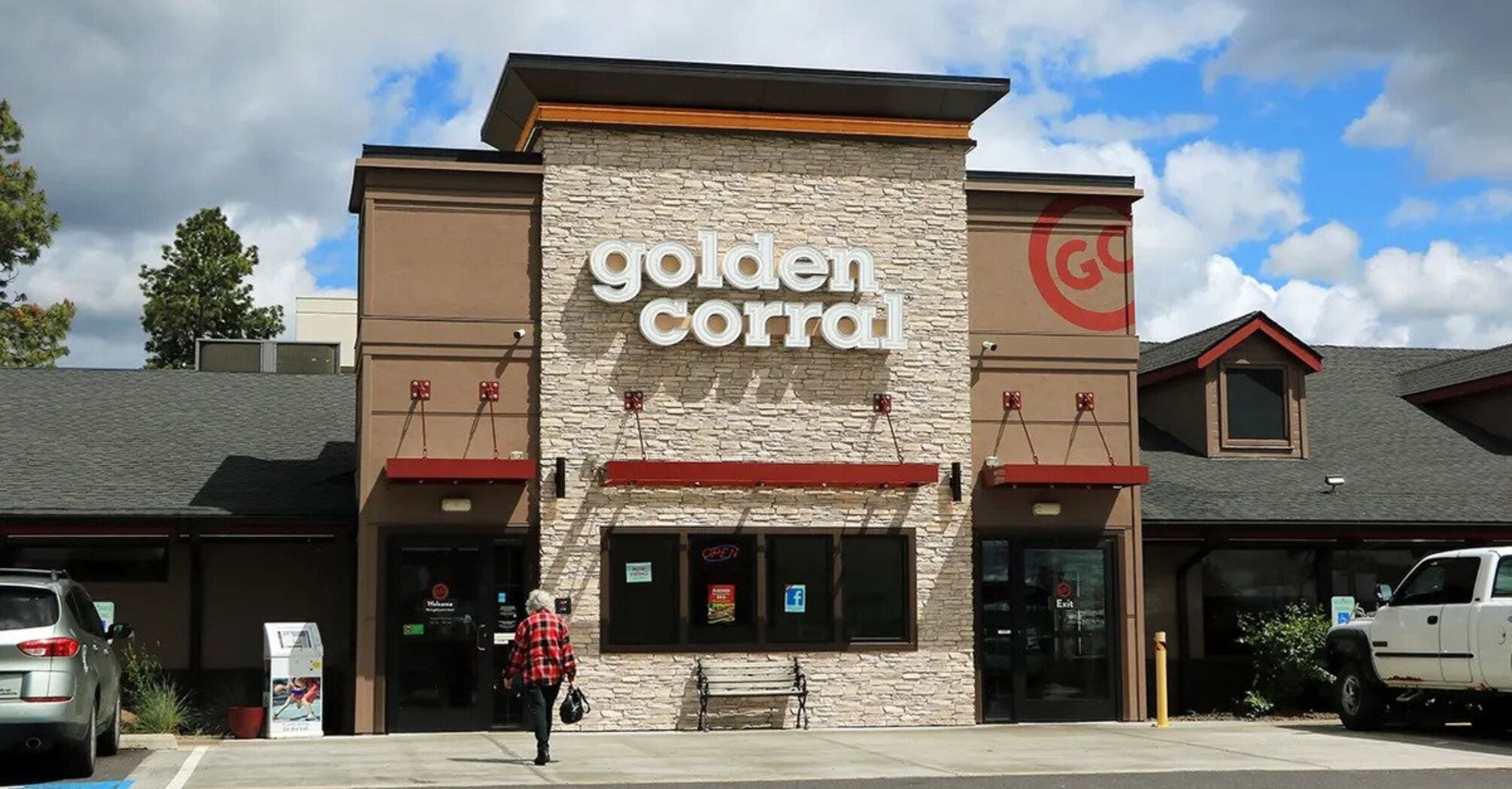 Woman unexpectedly gives birth at Golden Corral in Arkansas, names baby after restaurant