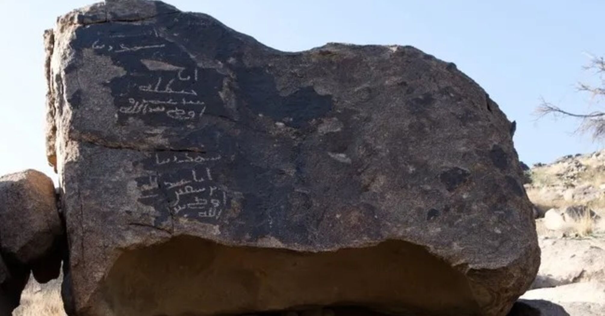 Paleo-Arabic inscriptions on rock 