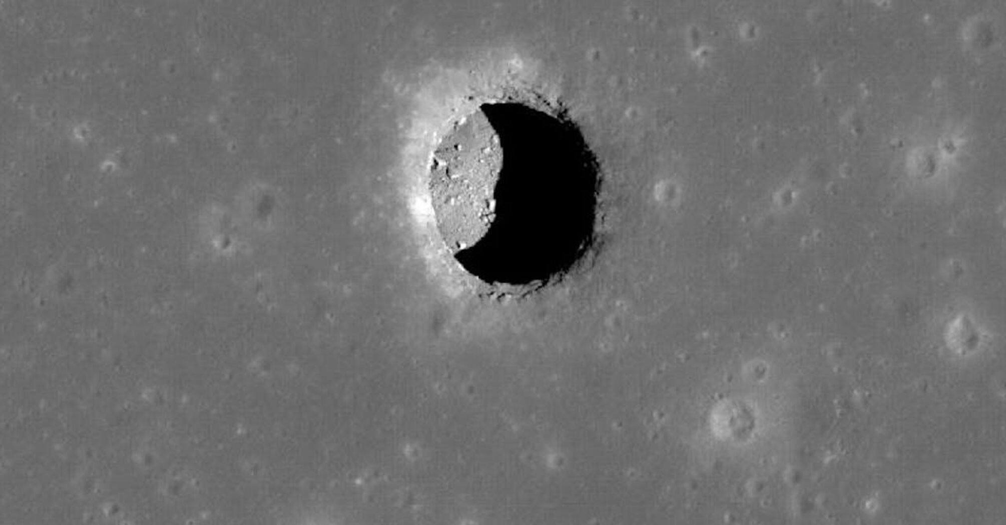 A cave discovered on the Moon