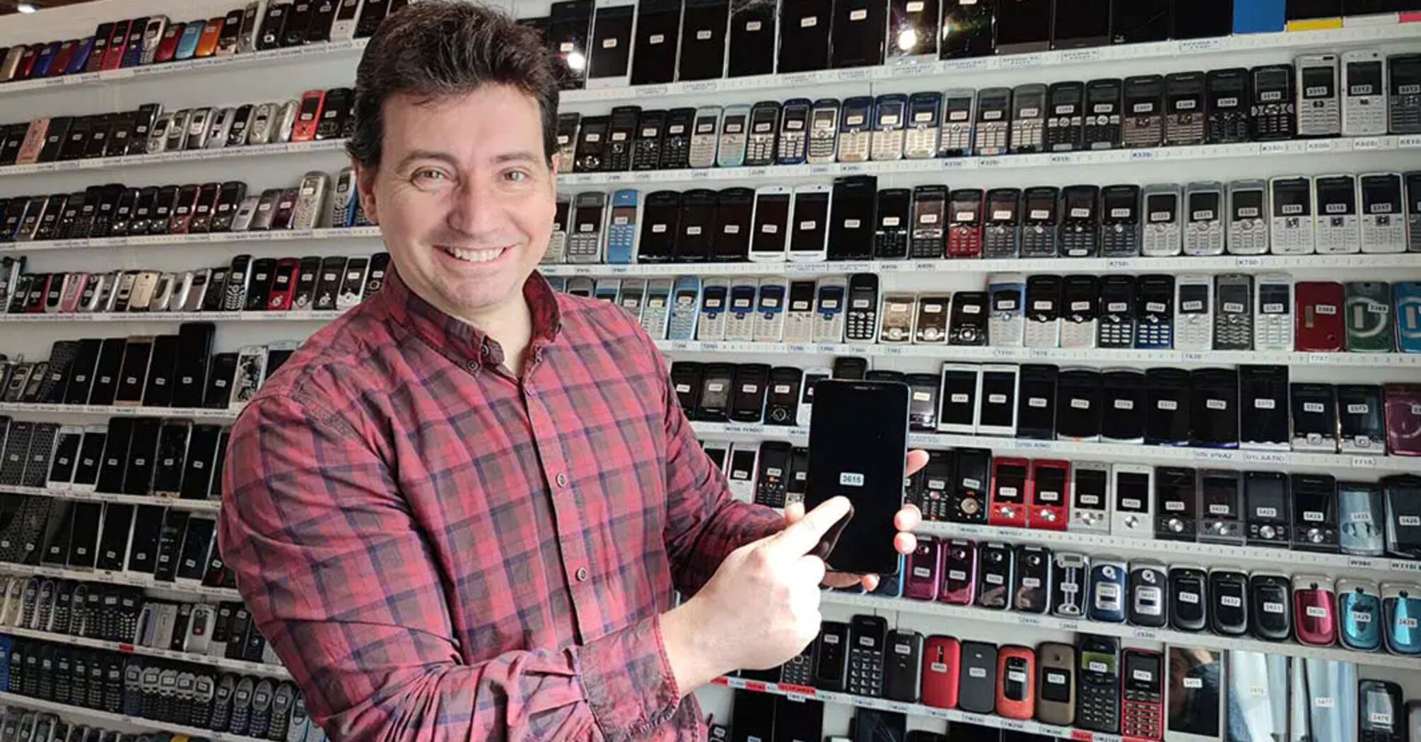 Spanish man collected 3,615 different cell phones