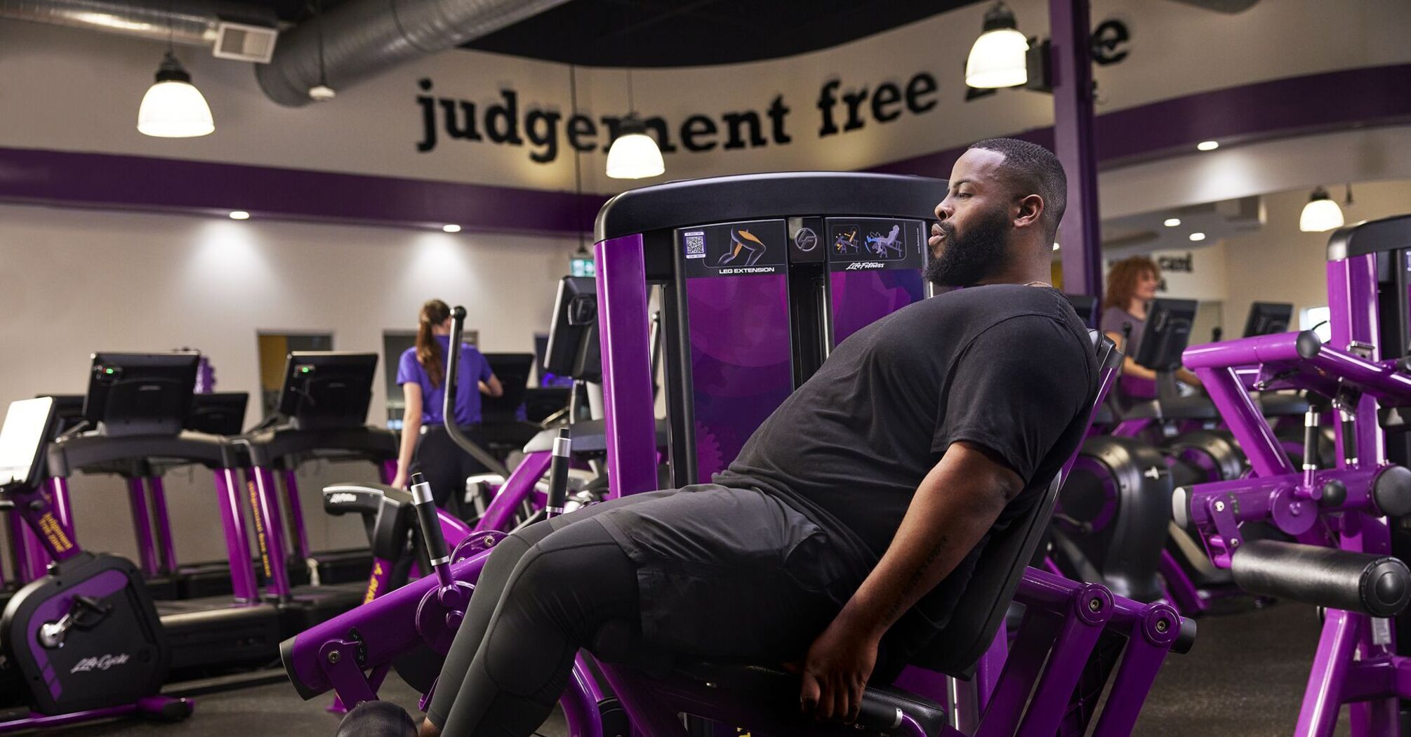 Gym Workers Put Hilarious Note Near Panic Button To Fight 'Leg Day' Emergencies