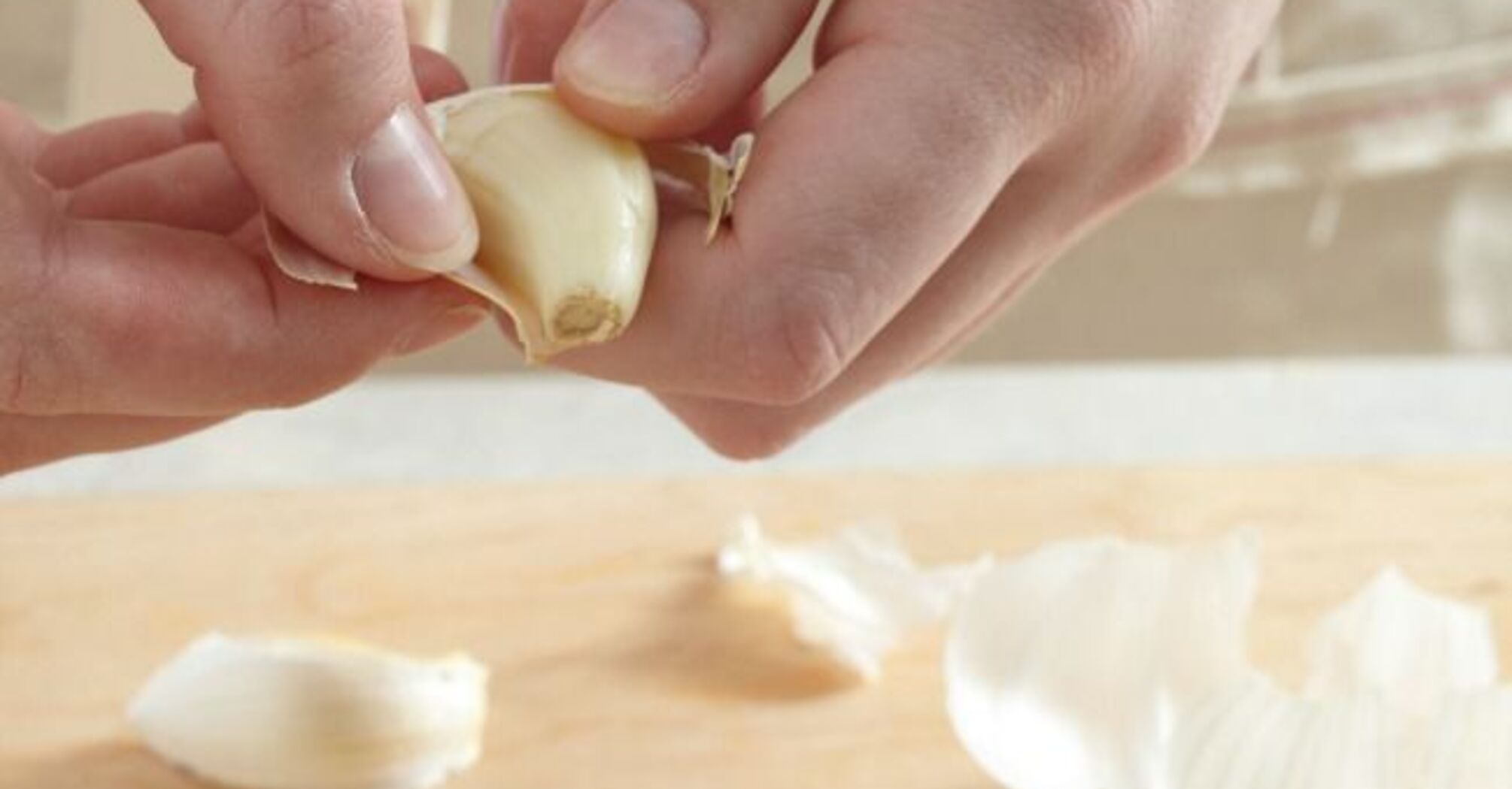 Five efficient ways to peel garlic