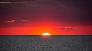 Strange Sunset Photo Leaves Netizens Confused