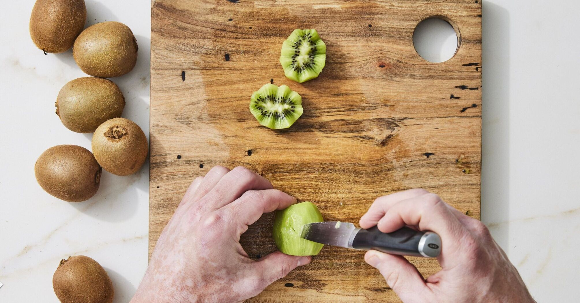 How to Easily Peel Kiwi