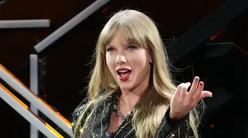 Taylor Swift Brings Entire Family to Boyfriend Travis Kelce's Playoff Game