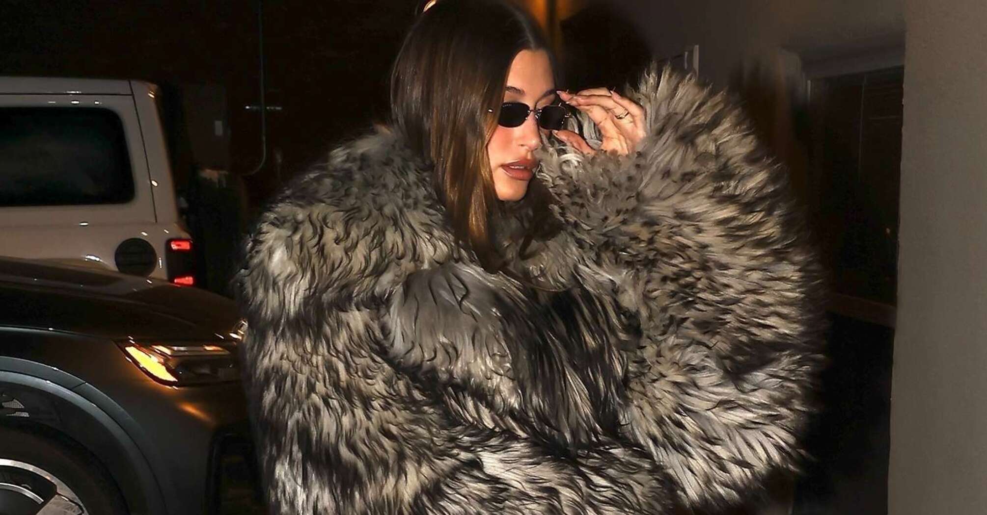  Hailey Bieber Stuns in Oversized Furry Coat During Dinner with Jenner Sisters in Aspen