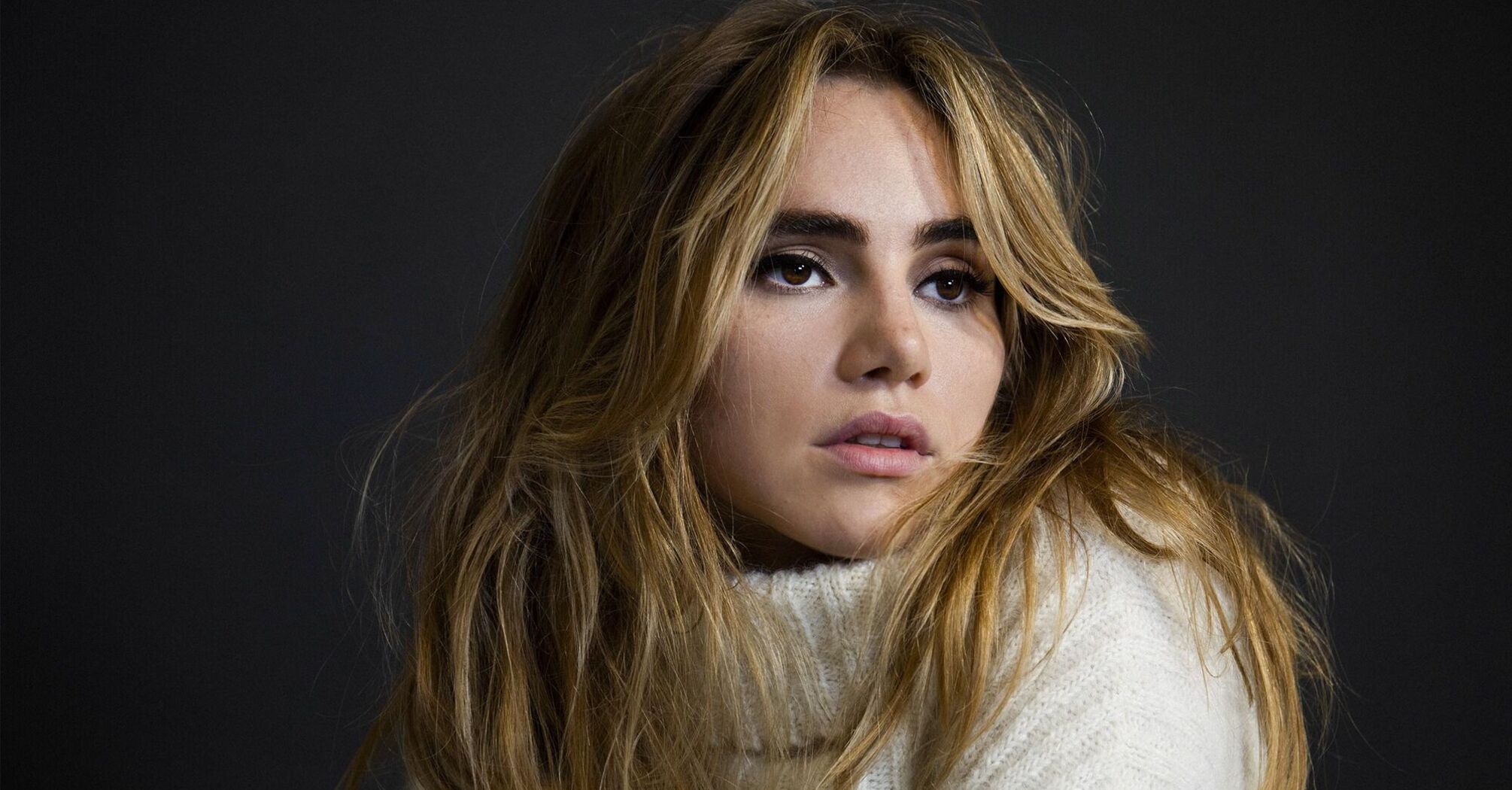 Suki Waterhouse Celebrates Her 33rd Birthday with a Huge Leg Bruise