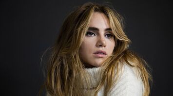 Suki Waterhouse Celebrates Her 33rd Birthday with a Huge Leg Bruise