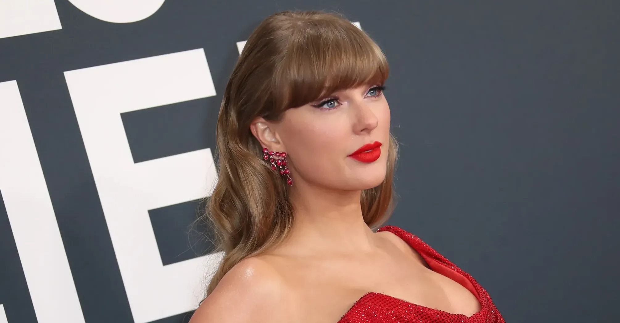 Taylor Swift's 2025 Grammys Look: Romantic References to Her Lyrics