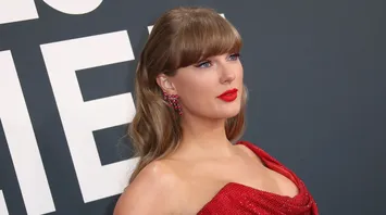 Taylor Swift's 2025 Grammys Look: Romantic References to Her Lyrics