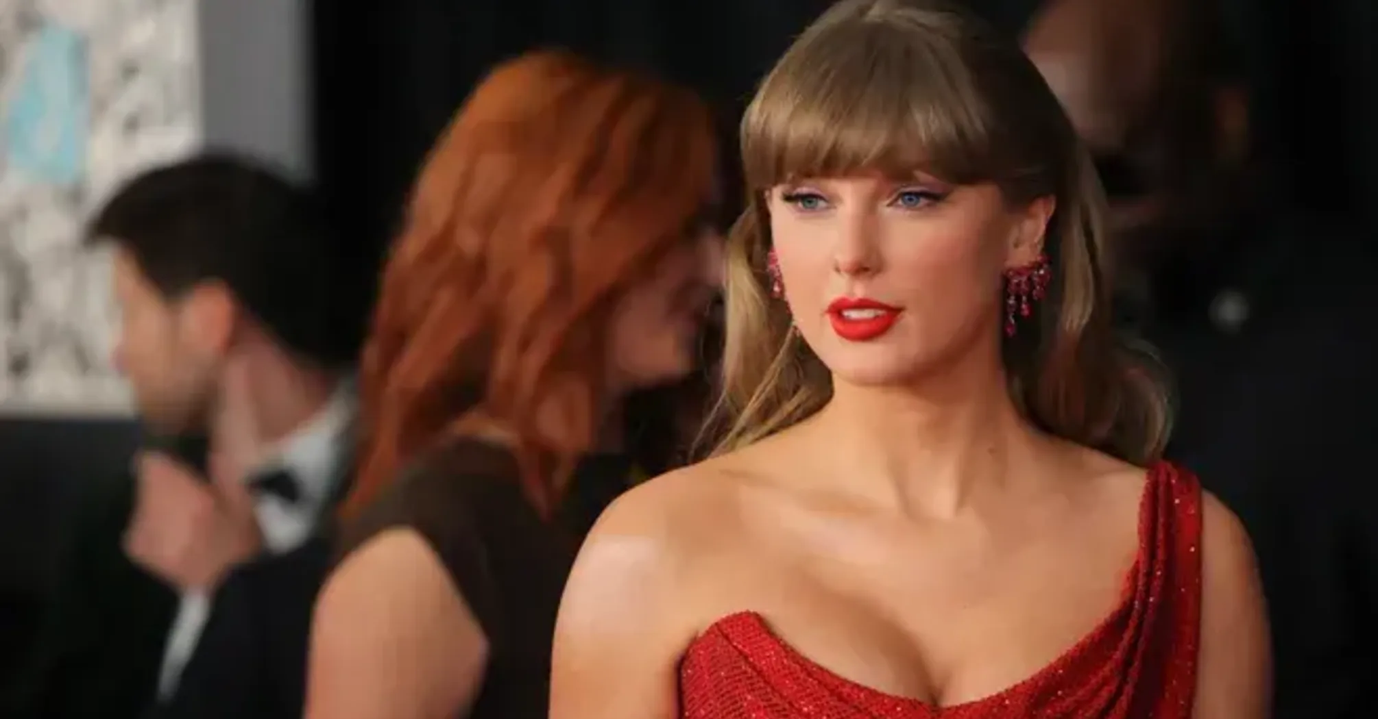 Watch Taylor Swift's Sweet Reaction to Excited Fans at the Grammys