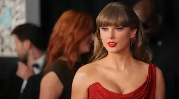Watch Taylor Swift's Sweet Reaction to Excited Fans at the Grammys