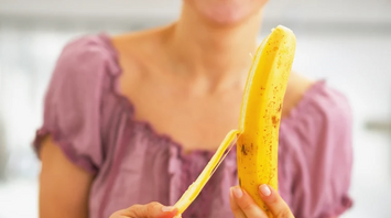 Uncover Hidden Dream Meanings: Eating a Banana