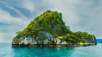 Islands in Dreams: Symbols of Solitude, Escape, and Self-Discovery