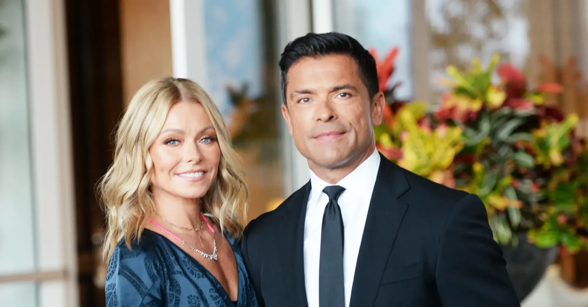 Kelly Ripa Reacts to Husband Mark Consuelos' Ex at Drive-Thru