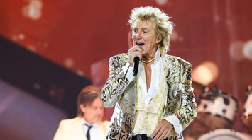 Rod Stewart, 80, Enjoys Whisky and Jokes About Growing Up at 200th Vegas Show