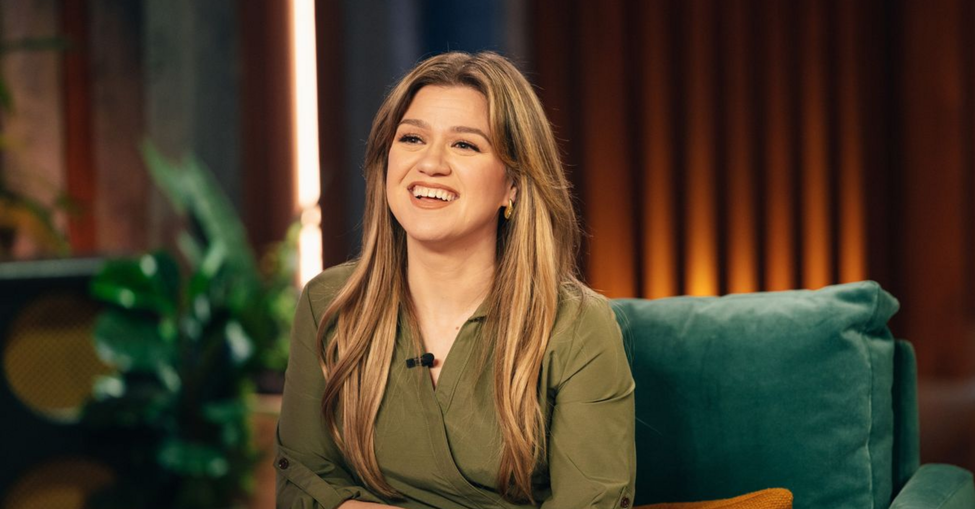  Kelly Clarkson Celebrates 1,000th Talk Show Episode, Revealing Her Personal Struggles