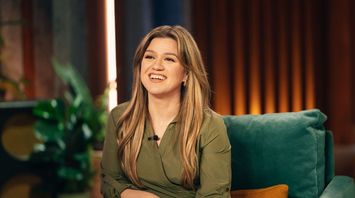 Kelly Clarkson Celebrates 1,000th Talk Show Episode, Revealing Her Personal Struggles